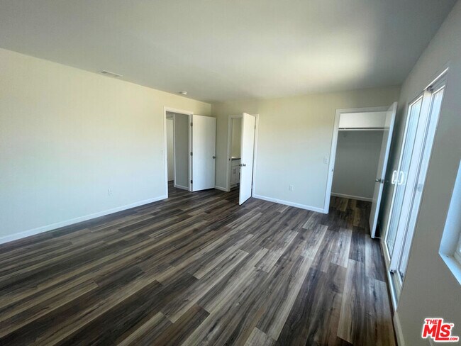Building Photo - 3160 Vineland Ave