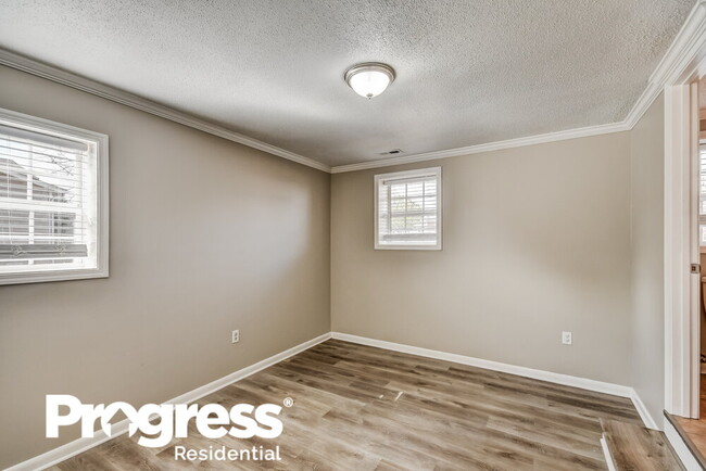 Building Photo - 2827 Arrowhead Dr NE