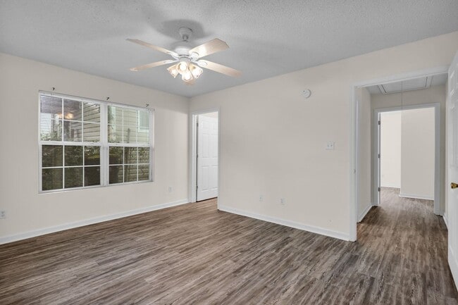 Building Photo - 1202 E Waldburg St