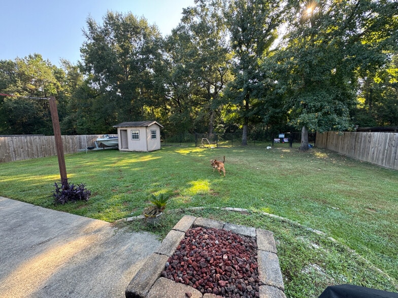 Building Photo - 41072 Kinkade Dr