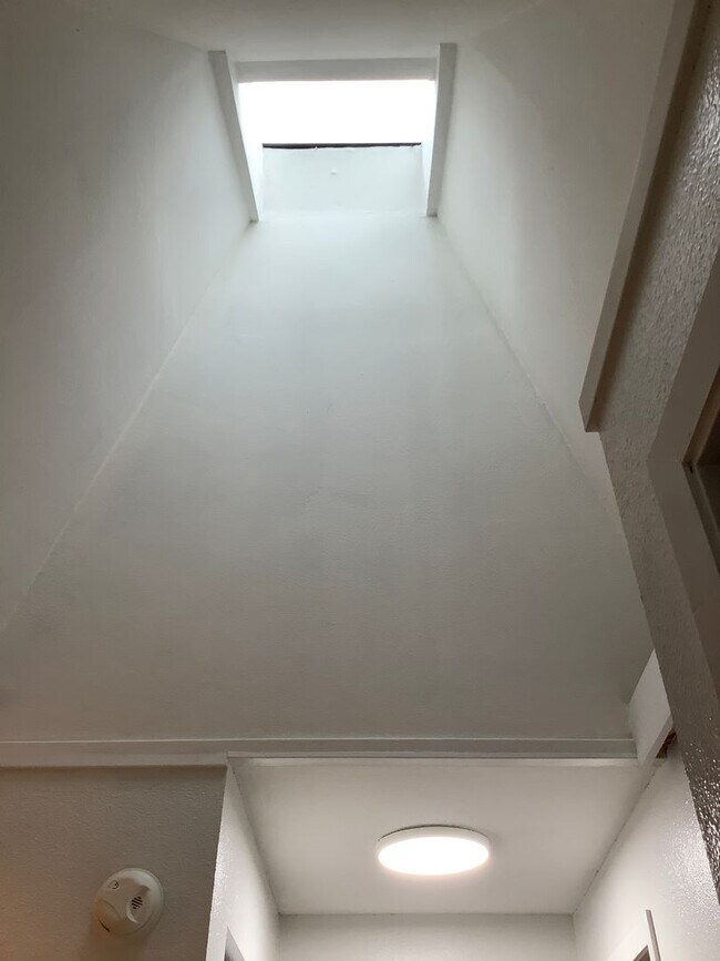 Building Photo - 1 STORY RAMBLER 3 BED 1.5 BATH IN PORT ORCHARD