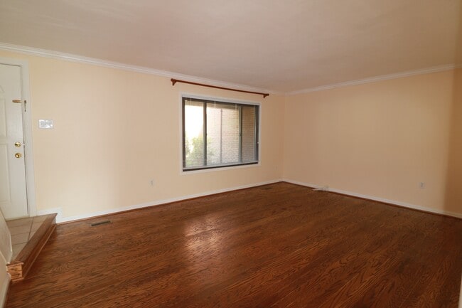 Building Photo - FRESH PAINT AND NEW FLOORING = 3BD + 2.5BA TH