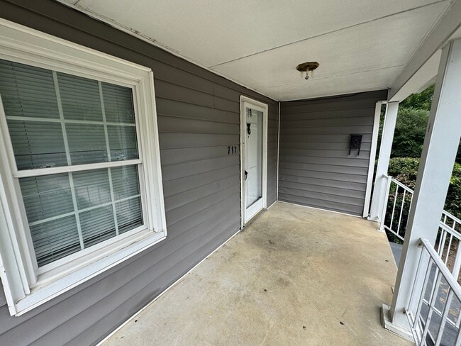 Building Photo - Newly updated 3 bedroom 1 bath with hardwo...