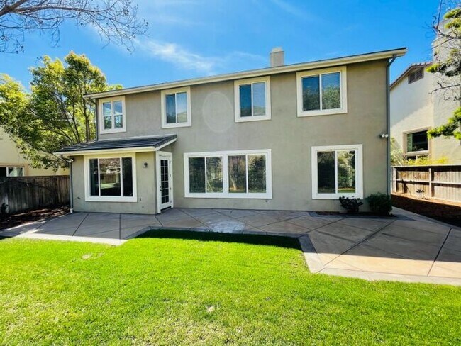 Building Photo - Glencrest Dr.