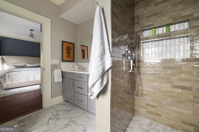 Building Photo - 28 Clay St SE