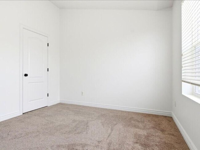 Building Photo - DRAPER  BEAUTIFUL 3 BED 2.5 BATH TOWNHOME