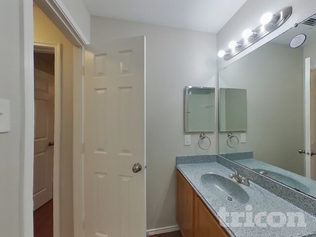 Building Photo - 2057 Wildwood Dr