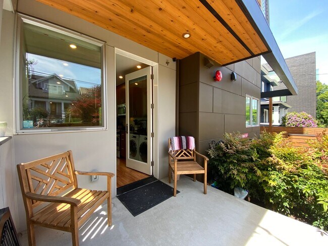 Building Photo - Sola 16