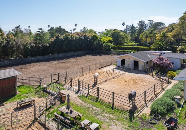 Building Photo - Discover Your Dream Sanctuary at Braemar Ranch, Yankee Farm!