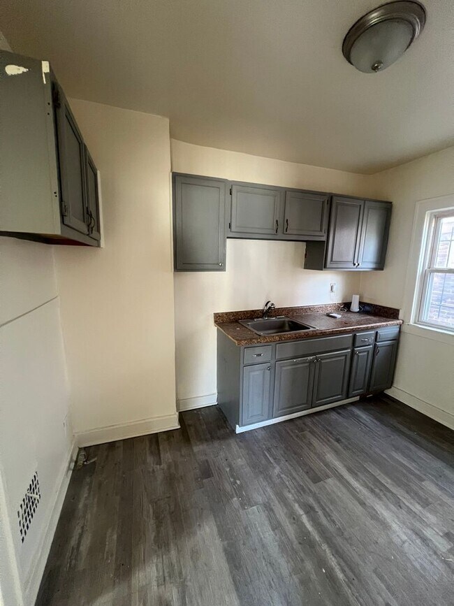 Building Photo - Cozy Westside Family Flat - Upper and Lower Units Available !