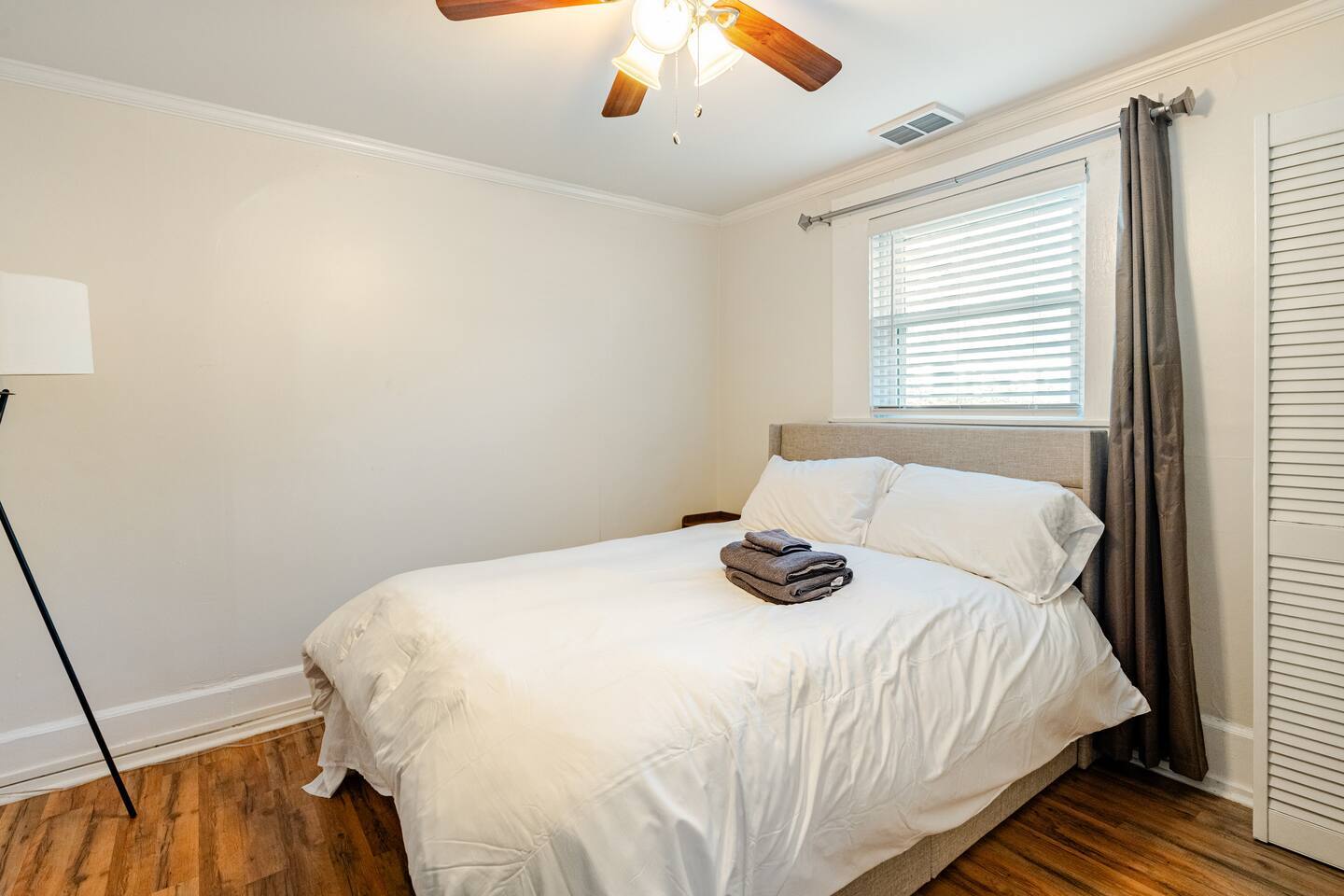 Building Photo - 3718 Live Oak St