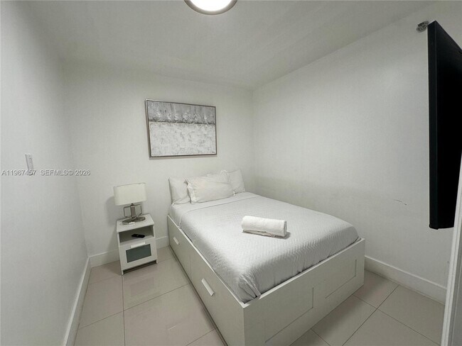 Building Photo - 1200 Brickell Bay Dr