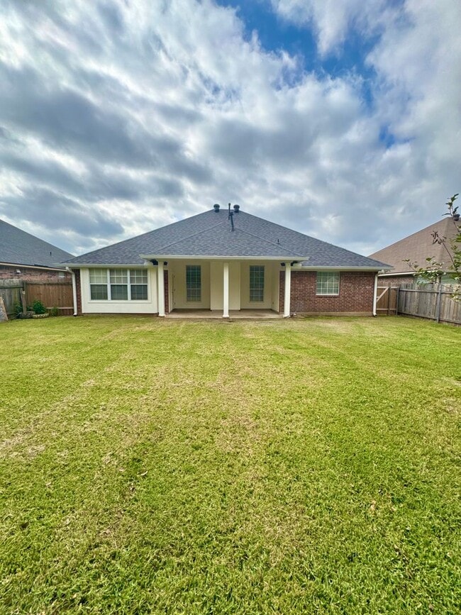 Building Photo - South Bossier Beauty!