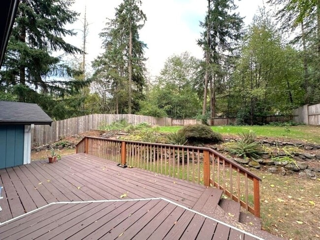 Building Photo - Welcome Home: Cozy 3BR/2BA Lake Holiday Retreat