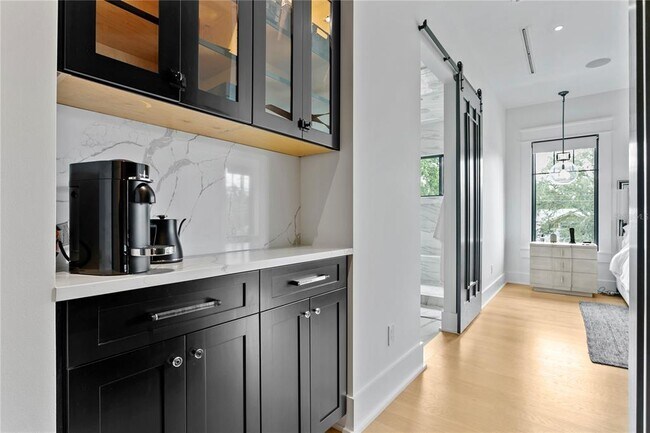 Building Photo - 319 W Frances Ave