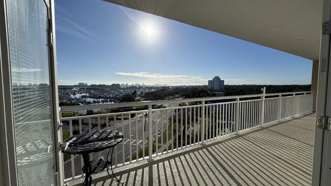 Building Photo - 404 S Beach St