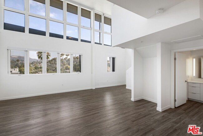 Building Photo - 5750 Hollywood Blvd