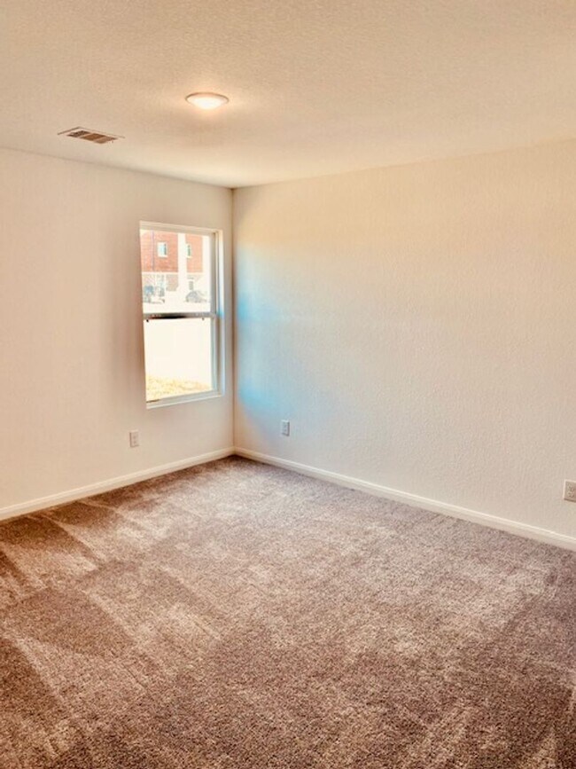 Building Photo - Beautiful Brand New 3 bedroom 2 bath lease...