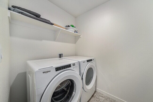 Building Photo - Limited Time Rent Special for this Immacul...