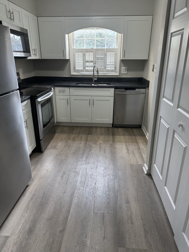 Building Photo - 185 Eaglewood Way