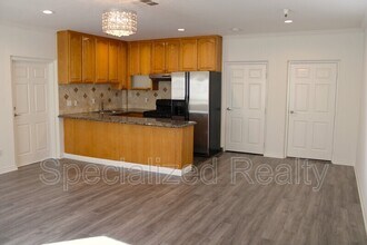 Building Photo - 1827 1/2 Hill Dr.,