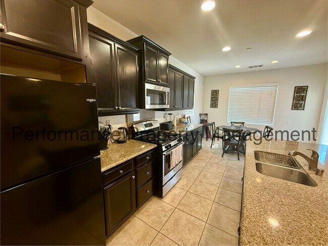 Building Photo - Spacious 4 Bed/2 Bath SW Bakersfield Home w/ RBP & $0 Deposit Option