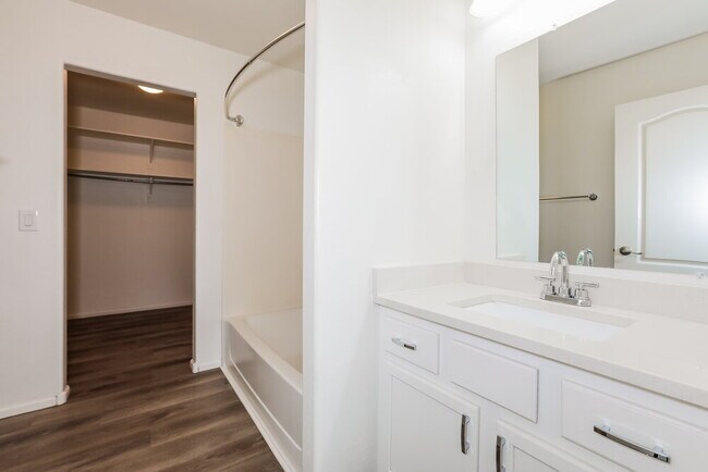 Building Photo - 1361 E Ryan Rd