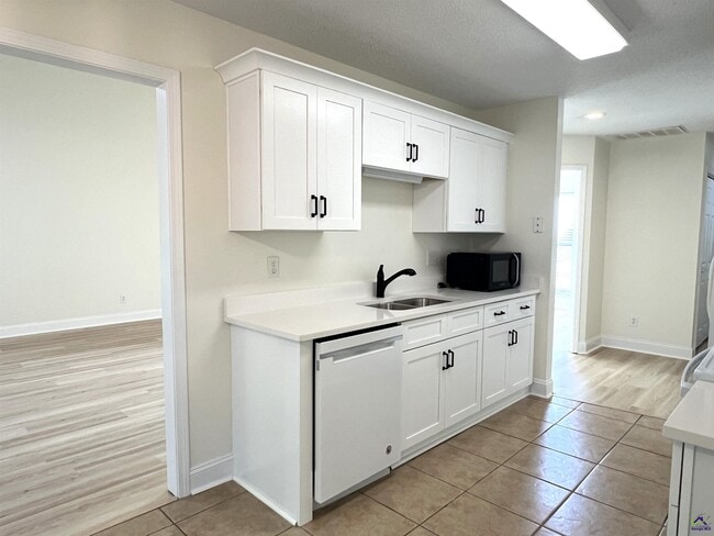 Building Photo - 134 Stone Brooke Dr