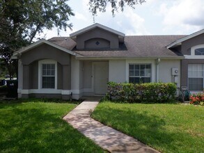 Building Photo - 3/2 Villa Located in Desirable S. Orlando ...