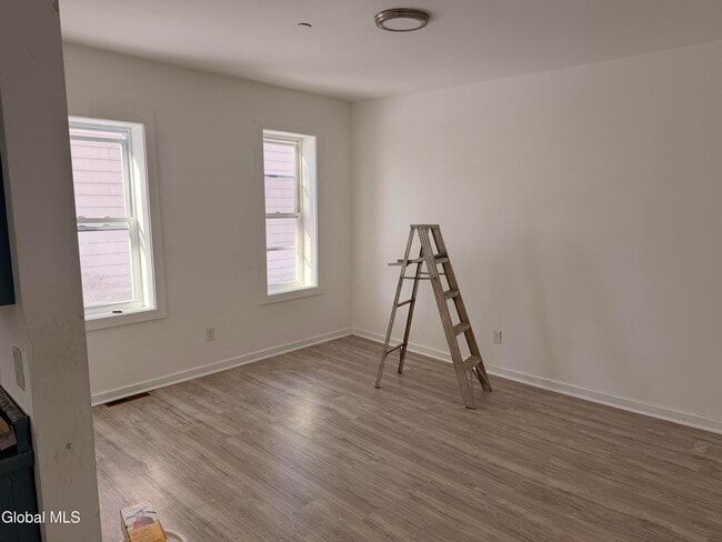 Building Photo - 8 Gardiner St