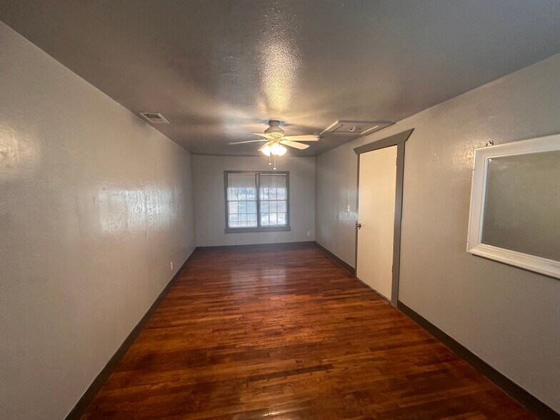 Building Photo - 3805 Highland Dr