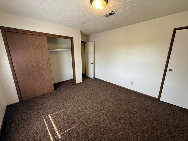 Building Photo - 2 bedroom, 1 bath apartment