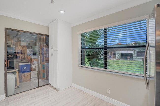 Building Photo - 1737 Palmland Dr