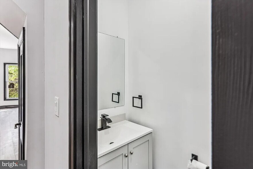 Building Photo - 1820 Walbrook Ave