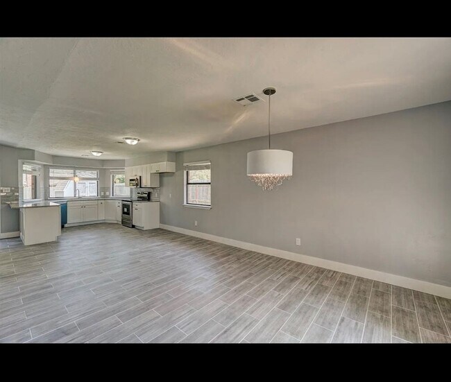 Building Photo - Beautiful newly remodeled home located in ...