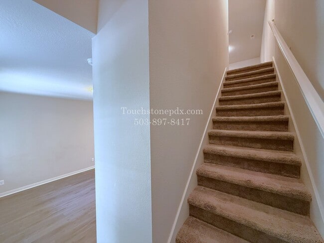 Building Photo - 6527 SE Genrosa St
