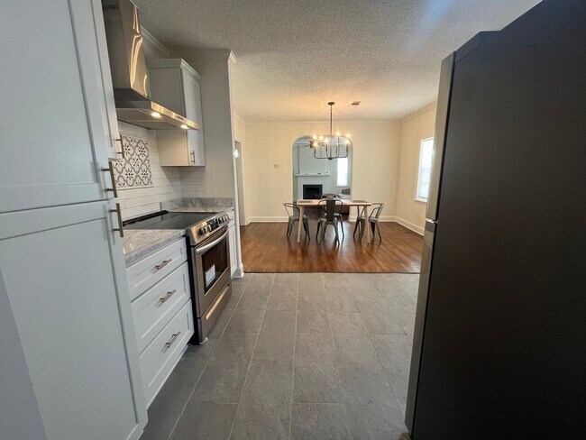 Building Photo - 2 minutes away from Rhodes College! Beautifully Renovated! Pets are owner's approval, fees do apply.