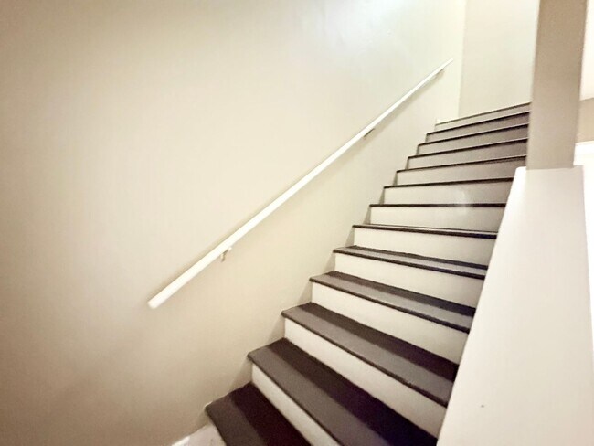 Building Photo - 403 Fox Run Ave