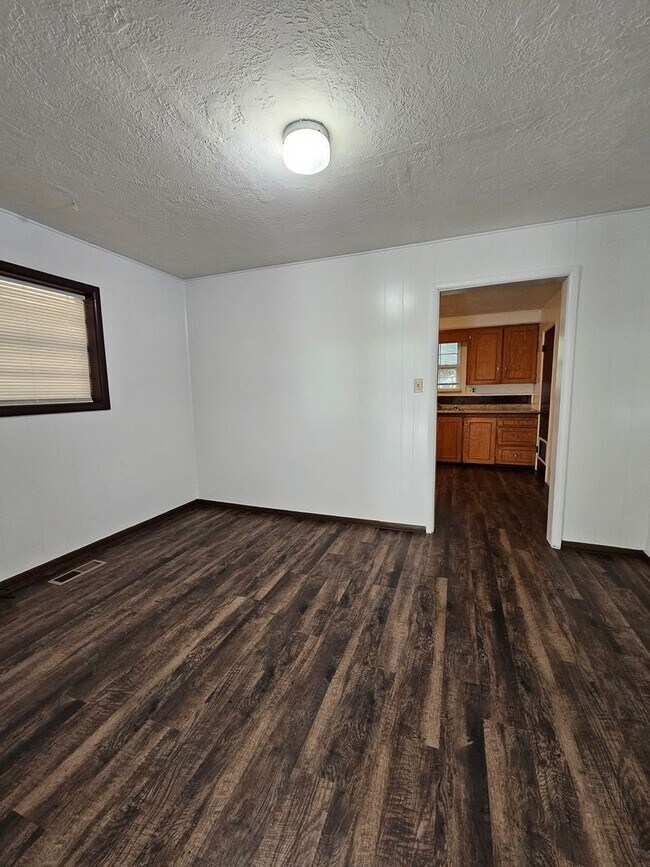 Building Photo - (3) Bed/(1) Bath in Purcell Avail NOWl!