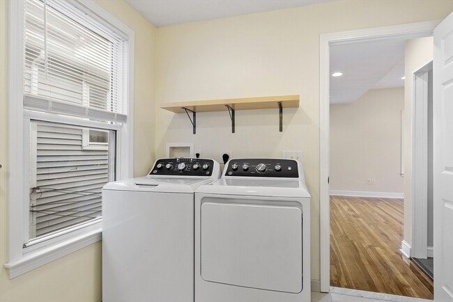 Building Photo - 17 Parker St