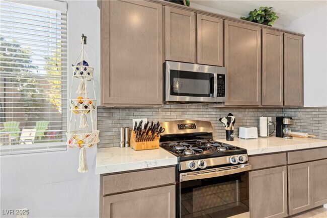 Building Photo - 10331 Western Pine Ave