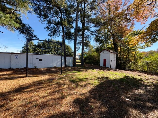 Building Photo - 889 W Main St