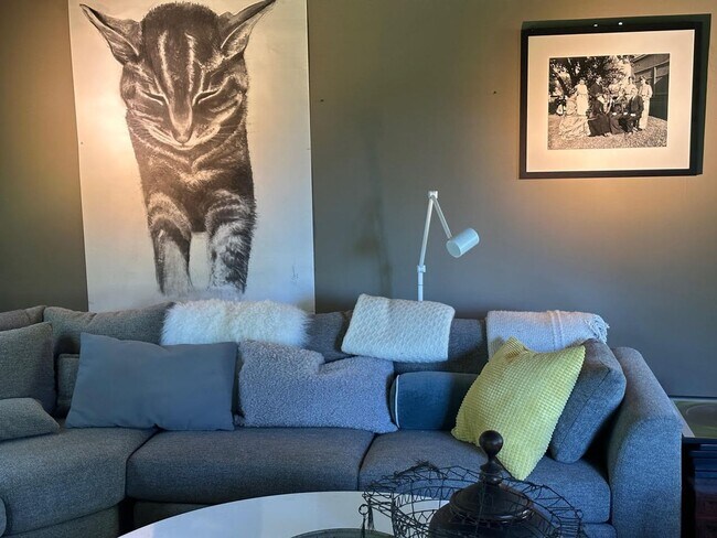Building Photo - 242