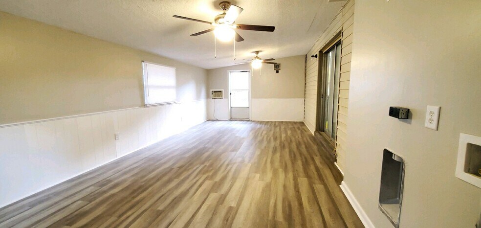 Building Photo - 1104 Sebago Ave N