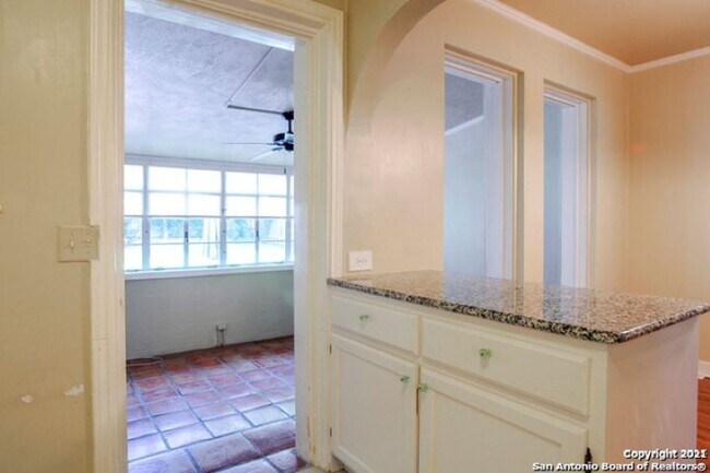 Building Photo - 2 Bedroom/1 Bath Alamo Heights Subdivision