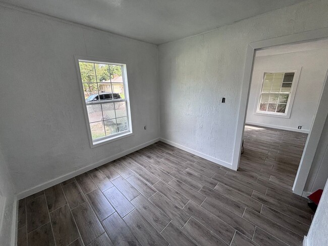 Building Photo - Coming Soon - Cute 2 bedroom, 1 bathroom h...
