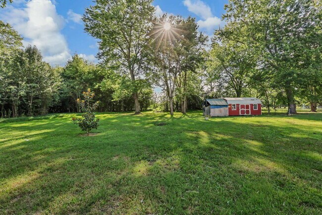 Building Photo - Cozy 3-bed 2-bath in a quiet spot.