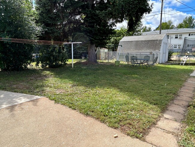 Building Photo - Lovely home in quiet neighborhood for rent