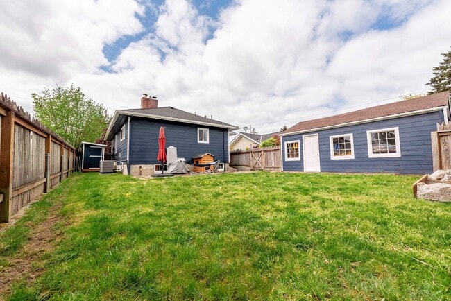 Building Photo - 3-Bedroom Bremerton Classic close to PSNS and Ferries