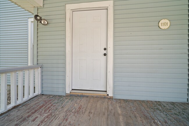 Building Photo - 1101 N Oak St